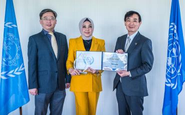 EMS Malaysia receiving their Gold performance award